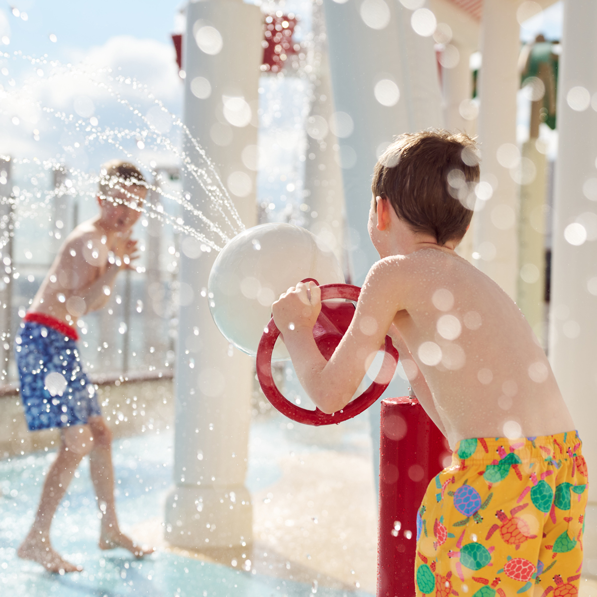 Familie am Pool an Bord