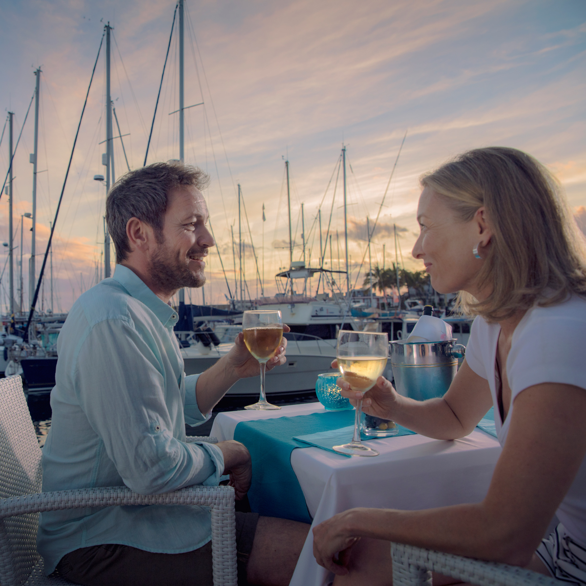 Romantisches Abendessen zu zweit bei Sonnenuntergang am Yachthafen