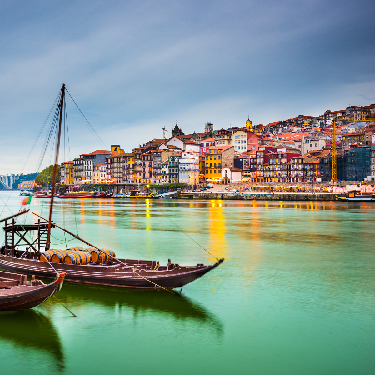 Douro-Fluss in Porto (Portugal) mit kleinen Schiffen und schöner Altstadt.