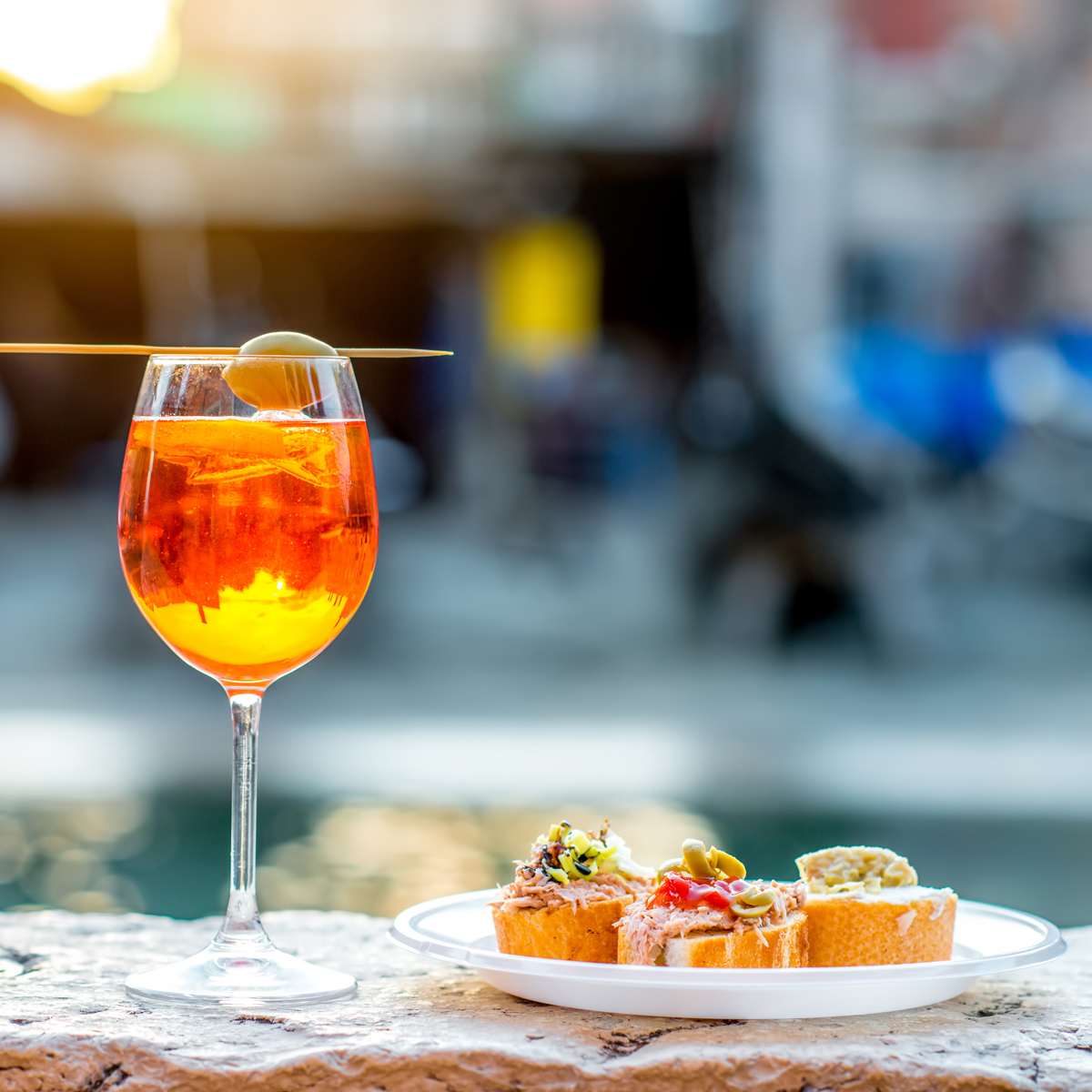 Aperol Spritz und kleine Häppchen in Venedig genießen.